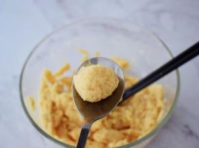 再用勺子把丸子刮下来