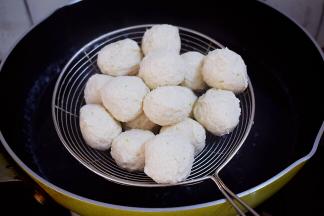 捞出控干水分备用