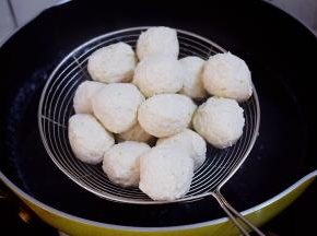 捞出控干水分备用