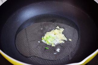 另起锅倒入适量的食用油烧热，放入葱姜末爆香