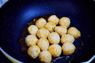 出锅前撒上熟白芝麻即可