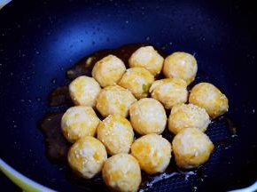 出锅前撒上熟白芝麻即可