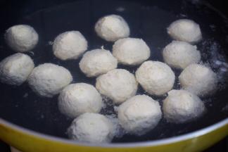 依次把丸子放入锅中，改大火烧至丸子浮在水面
