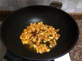 放入大蒜、生姜、花椒和八角翻炒10秒。