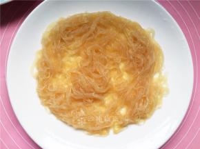 将粉丝摆入盘中。