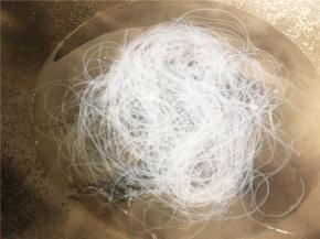 将粉丝放入烧开的清水中煮软。