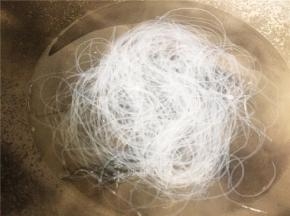 将粉丝放入烧开的清水中煮软。