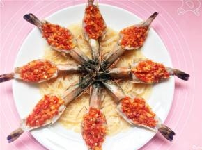 将泡椒泡姜均匀放入虾肉中。