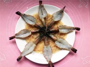 将清理好的虾摆入盘中。虾头集中，虾尾朝外。