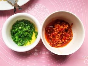 分别将青椒和泡椒泡姜过油炒香盛出。