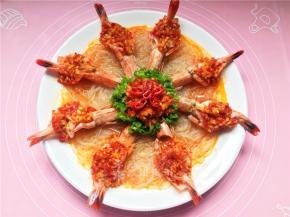 将青椒料汁放在虾头上，再放上泡椒泡姜碎，泡椒圈。