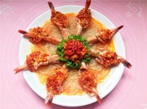 将青椒料汁放在虾头上，再放上泡椒泡姜碎，泡椒圈。