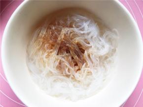 将煮好的粉丝盛入碗中加适量生抽拌匀。