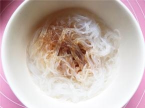 将煮好的粉丝盛入碗中加适量生抽拌匀。