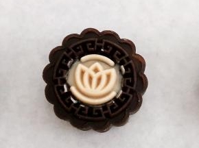 与玫瑰图案相同的方法，只是牛奶皮改为3克，巧克力皮改为22克，大理石花纹的做法漏拍了，最末尾我用抹茶大理石的图片讲解做法。