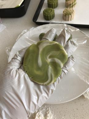 压扁，大理石花纹就出现了