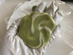 压扁，大理石花纹就出现了