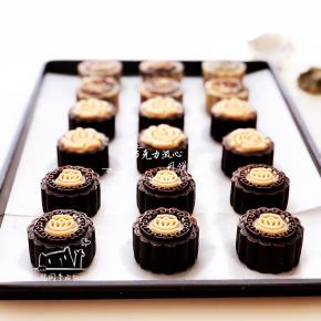 预热烤箱180度，入炉前碰水，烘烤12分钟。美美哒巧克力桃山皮月饼就可以出炉啦。