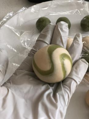 包裹馅料，压出月饼