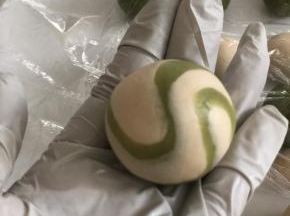 包裹馅料，压出月饼