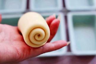 把面皮从上至下卷起来，如图。