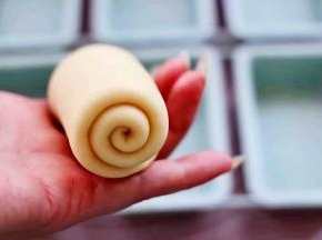 把面皮从上至下卷起来，如图。