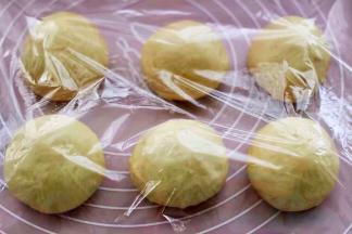 盖上保鲜膜松弛静置20分钟。