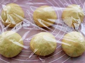 盖上保鲜膜松弛静置20分钟。