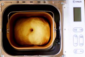 发到1.5倍，用手指蘸点面粉往中心按下去，不回弹不塌陷，就是发好了。
