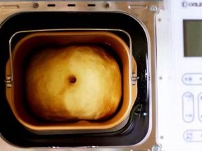 发到1.5倍，用手指蘸点面粉往中心按下去，不回弹不塌陷，就是发好了。
