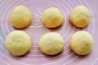 把面团分割成6份，滚圆排气后。