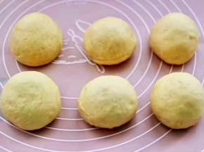 把面团分割成6份，滚圆排气后。