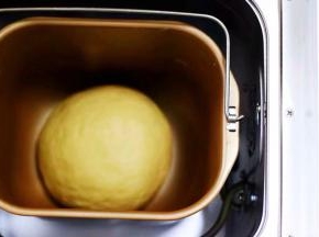 面团整成圆形，放入面包机里。