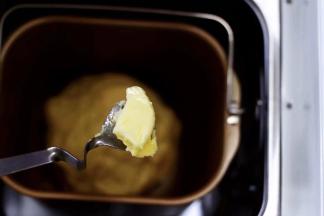 启动面包机，自动和面一个程序后，这时候的面团处于扩展阶段，加入室温软化的黄油。
