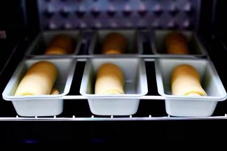 入烤箱启动发酵功能进行二次发酵，如果烤箱没有发酵功能的话，天冷可以将烤箱里放一碗开水。