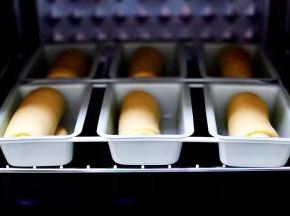 入烤箱启动发酵功能进行二次发酵，如果烤箱没有发酵功能的话，天冷可以将烤箱里放一碗开水。