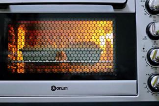 注意观察颜色，必要时覆盖一张锡纸。(具体温度要根据自家的烤箱另定。)