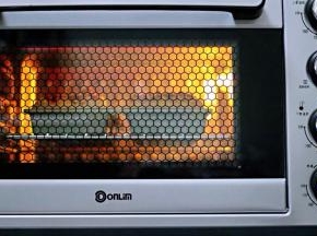 注意观察颜色，必要时覆盖一张锡纸。(具体温度要根据自家的烤箱另定。)