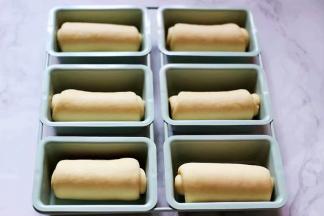 依次做好后，放入模具里。