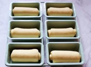 依次做好后，放入模具里。