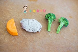 准备胡萝卜、西蓝花、肉片，肉先用柠檬腌渍去腥然后加冷水煮熟备用