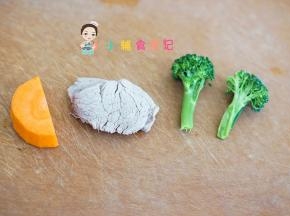 准备胡萝卜、西蓝花、肉片，肉先用柠檬腌渍去腥然后加冷水煮熟备用