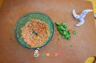 胡萝卜跟肉切成碎末备用