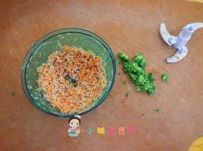 胡萝卜跟肉切成碎末备用