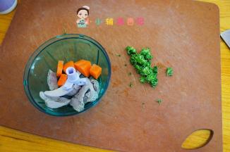 西蓝花取花头部分切碎备用，