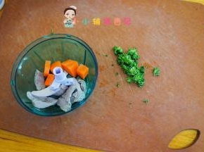 西蓝花取花头部分切碎备用，