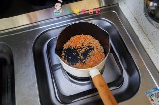 锅里加一点油加入肉末跟胡萝卜翻炒