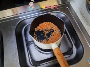 锅里加一点油加入肉末跟胡萝卜翻炒