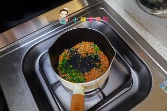 再加入西蓝花翻炒均匀