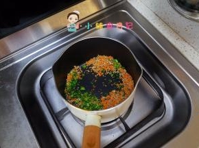 再加入西蓝花翻炒均匀